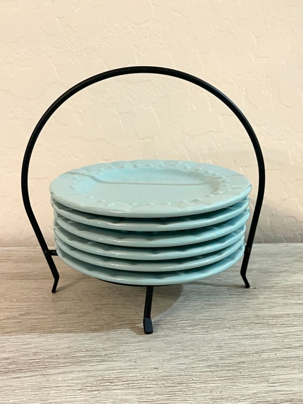 New Signatures Housewares Set of 6 Plates Caddy Stoneware Fleur De Lis Aqua Blue